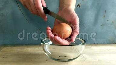 在玻璃碗里打碎鸡蛋慢动作